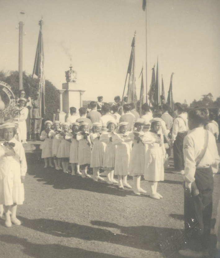 Alunos da Escola Frei Caneca no desfile da Semana da Pátria, em 1951. Ao fundo, vê-se o Altar da Pátria. 