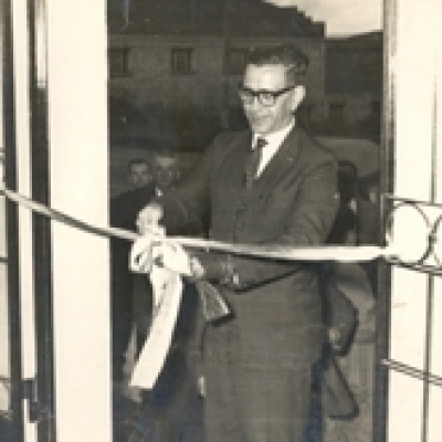 Inauguração da atual agência dos Correios de Flores da Cunha em 14 de agosto de 1966. No momento do corte da fita está o diretor-geral do Departamento de Correios e Telégrafos (DCT), general Fernando Menescal Villar. (Foto/arquivo Agência dos Correios de Flores da Cunha)