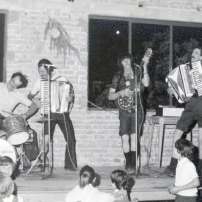 Grupo Musical O Quatrilho, sucesso na década de 1970 em Flores da Cunha, durante apresentação na festa de Bodas de Ouro de Irineu e Pierina Bordin.