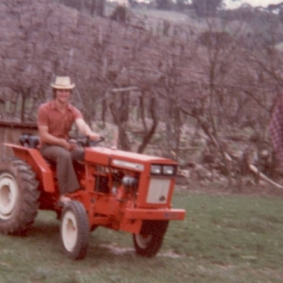 Na década de 1980, Arcedinho José Eberle com trator Agrale – Modelo 4.100, zero quilômetro. (Foto/arquivo Alex Eberle)