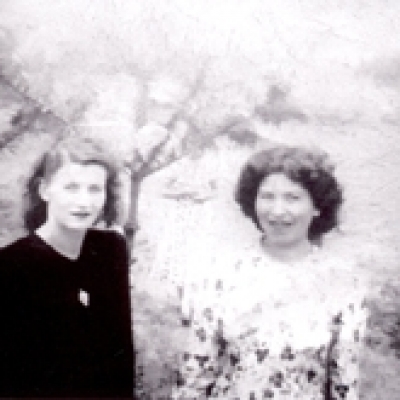 Bambina Piazza e a amiga Iracema Moresco durante inauguração da igreja de São Cristóvão em 1949. (Foto/arquivo Olimpo Renosto)