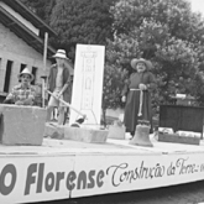 Desfile de carros alegóricos na Festa Nacional da Vindima, em 1995. A alegoria acima representava a construção do campanário. Representando o frei Eugênio Brugalli, grande incentivador da construção, estava Arcângelo Morandi. (Foto/arquivo Arcângelo Morandi)