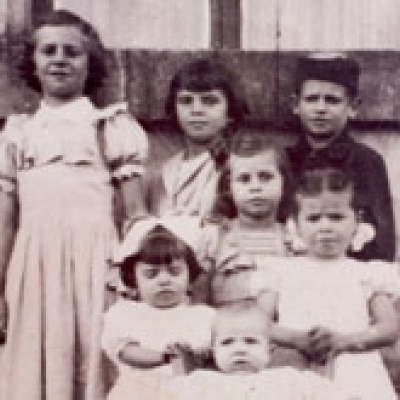 No ano de 1951, os filhos de Antonio e Olinda Soldatelli, Marlise, Lorena, Euclides, Neives, Maria Helena, Bernadete e Antoninho, reuniram-se para uma foto em família. (foto/arquivo da família).