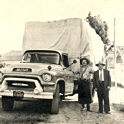 Romano Galiotto Neto com seu caminhão marca GMC – Marta Rocha, acompanhado do tio Maximiliano Galiotto (Jano), em 1957. Na ocasião da foto acima, os dois haviam chegado de uma viagem a São Paulo e seguiam a Porto Alegre (Foto/arquivo Neusa Galiotto)