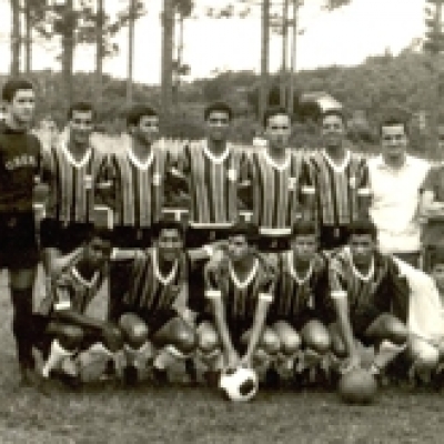 O time do Grêmio de 1965 esteve em Flores da Cunha no dia 5 de dezembro daquele ano para participar de um jogo amistoso contra o Independente. A partida foi realizada no antigo estádio municipal.