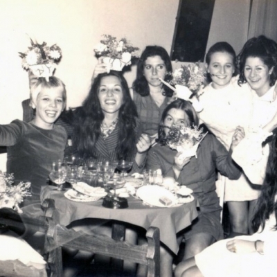 Em 9 de maio de 1960, encontro das amigas Dirce Cavagnolli, Estela Araldi, Vânia Cioqueta, Sandra Venzon, Rosângela Oliboni, Maria Antonieta Lavoratti, Rita Barreiro e Marilene Sgarioni no aniversário de Rosangela Curra. (Foto/arquivo Dirce Cavagnolli)