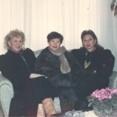 As irmãs Olema, Gema e Eunice Curra em encontro na residência de Gema, em Caxias do Sul, na década de 1980 (Foto/arquivo Olema Curra).