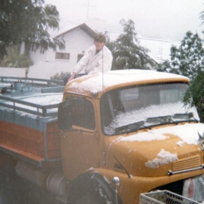 Joel Gelain brincando na neve que cobriu o caminhão de seu pai em 20 de julho de 1990