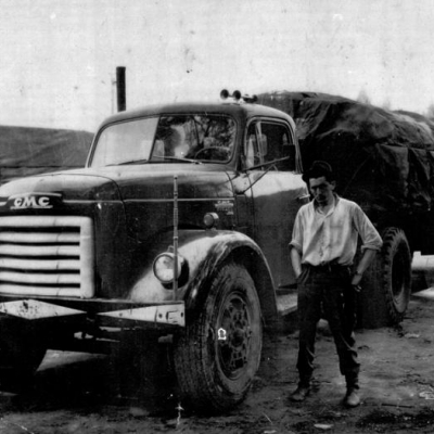 Antonio Nicola Caldart junto com seu GMC Marítimo, 8 cilindros, em viagem a São Paulo, no ano 1958. (Foto/arquivo Italina Caldart)