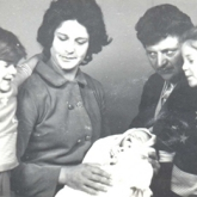Registro do nascimento de Dionéia, a terceira filha do casal Homero e Teresinha Zorgi, em 1973. As manas Renata e Daniela observam a irmanzinha. (Foto/arquivo Dioneia Zorgi Salvador).