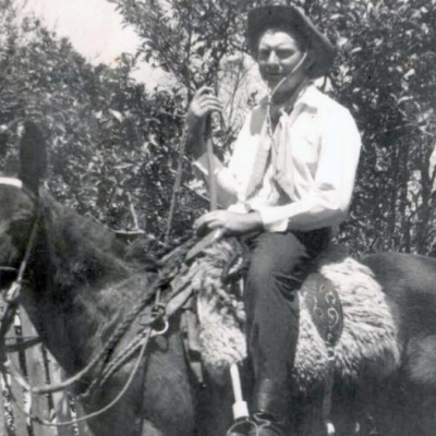 Antônio Pasticelli, em 1970, com seu cavalo preto. (Foto/arquivoAntônio Pasticelli)