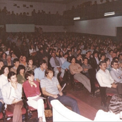 Registro de um debate político realizado em 1982 no Cine Central, na Rua Borges de Medeiros (onde hoje fica o banco Bradesco), promovido pelo Grêmio Estudantil São Rafael. (Foto: ARQUIVO DE DANIEL GAVAZZONI/DIVULGAÇÃO)