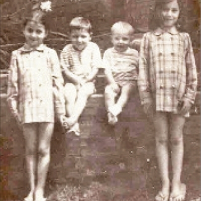 Registro dos irmãos Maristela, Claudir, Gilberto e Ires Mantovani, na década de 1970, em frente à casa da família Mantovani, na comunidade de São Victor, em Flores da Cunha.  (Foto: ARQUIVO DE ULISSES MANTOVANI/DIVULGAÇÃO)