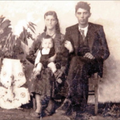 João Mantovani Neto e a esposa Cataria Giachelin Mantovani, em 1941, com o primeiro filho, Ulisses Mantovani. Após, eles tiveram outros três filhos. A foto foi tirada em frente à casa da 
família, na comunidade de São Vitor, no interior de Flores da Cunha. (Foto: ARQUIVO DE ULISSES MANTOVANI/DIVULGAÇÃO)
