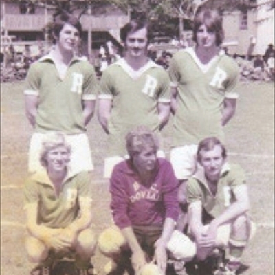 Em 1972 havia um ‘campo’ de futebol de salão com grama na localidade de Monte Bérico, em Flores da Cunha. Na foto, a equipe da Rodoviária. A formação: em pé, a partir da esquerda, Julio Curra, Avelino Sgarioni e Jaime Pelin; agachados na mesma ordem, Roberto Antoniazzi, Agenor Muterle (Bianco) e Adelar Muterle (Mosquito). (Foto: ARQUIVO DE AGENOR MUTERLE/DIVULGAÇÃO)