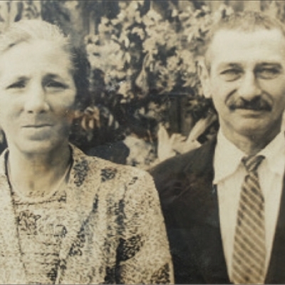 Registro do casal Valentin Carlesso e Angela Risardi Carlesso, há 60 anos, na casa da família em Antônio Prado. O casal mudou-se para Flores da Cunha, onde criou seus 10 filhos. (Foto: ARQUIVO DE ULISSES MANTOVANI/DIVULGAÇÃO)
