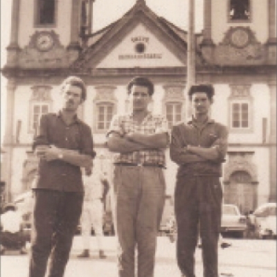 Registro de Ulisses Mantovani, Dirceu Pagno e Idivino Dalsório, em 1968, na antiga Igreja de Aparecida do Norte (SP). (Foto: ARQUIVO DE ULISSES MANTOVANI/DIVULGAÇÃO)
