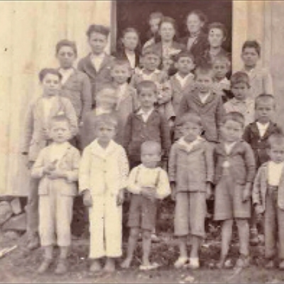 Foto de uma turma de meninos que participou da 1ª Eucaristia na primeira igreja da comunidade Nossa Senhora do Carmo, no interior de Flores da Cunha. Entre as crianças estão Isac, David e Germino Piroli. (Fotos: ARQUIVO DE ELIZIANE PIROLI/DIVULGAÇÃO)