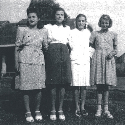 Da esquerda para direita, registro das colegas Emília Coin, Lurdes Rigon Biazus, Terezinha Corradi e Noeli Lavoratti, no jardim da atual Escola Frei Caneca, na década de 1940. (Foto: ARQUIVO DE CLARICE LAVORATTI)
