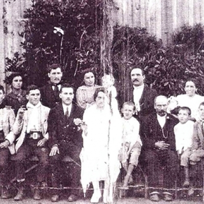 Registro da família de Hipólito Garibaldi na comunidade de Santa Líbera, em 1917. Na imagem o casamento de um dos seus 11 filhos, Anselmo Garibaldi. (ARQUIVO DE SILVIO GARIBALDI/DIVULGAÇÃO)