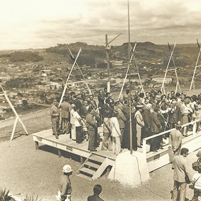 Registro da abertura da 2ª Festa da Vindima, em 17 de fevereiro de 1973. Na imagem, o palco montado no pátio do atual Parque da Vindima Eloy Kunz.( ARQUIVO DE RAYMUNDO PAVIANI (IN MEMORIAM)/DIVULGAÇÃO)

