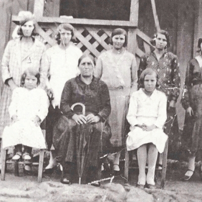 Na década de 1930, Rosa Carraro ao lado das oito filhas: Oliva, Faustina, Adele, Melânia, Maria, Matilde, Gentila e Angelina. Registro feito na casa da família, na comunidade de Santa Líbera, no interior de Flores da Cunha. (ARQUIVO DE SILVIO GARIBALDI/DIVULGAÇÃO)