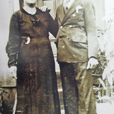 O casal Joana Menegat Toscan e Carlos Toscan, provavelmente nas escadas da antiga casa da família, no Travessão Alfredo Chaves, na década de 1920. (ARQUIVO DE ELIZIANE PIROLI/DIVULGAÇÃO)
