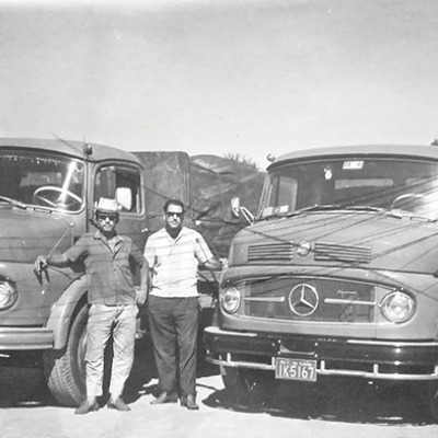 Registro da viagem para o Rio de Janeiro, em 1971, dos amigos Valmor Mascarello (o Paulista, à esquerda) e Osvaldo Breda, com seus caminhões Mercedes Benz 1111 e 1113. A foto foi tirada durante uma parada no Posto Mãe Maria, na Rodovia Presidente Dutra (BR-116), na cidade de Canas (SP). (ARQUIVO DE VIVIANE MASCARELLO/DIVULGAÇÃO)