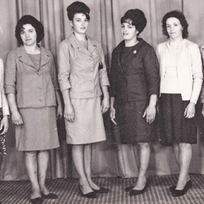 Registro de 1965 das irmãs Colloda: da esquerda para a direita, Irma Pelizzer, Nair Garibaldi, Elvira Bett, Idalina Pelizzer, Lidia Garibaldi, e Gema Garibaldi. (ARQUIVO DE SILVIO GARIBALDI/DIVULGAÇÃO)