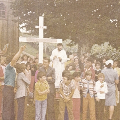 Na frente da antiga igreja da comunidade de Santa Líbera, no interior de Flores da Cunha, registro das Missões realizadas pelos Freis Capuchinhos em 1980. (ARQUIVO DE SILVIO GARIBALDI/DIVULGAÇÃO)
