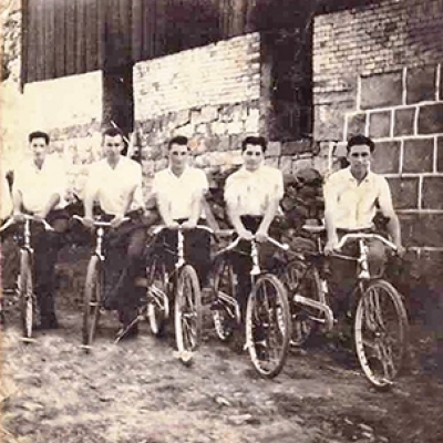 Da esquerda para a direita, os amigos Homero Rizzotto, César José Biesutti, Orildo Zanfonatto, José Isoton e Zulmiro Cavagnolli, na década de 1960, no interior de Flores da Cunha. (ARQUIVO DE EMÍLIA MENEGAT CAVAGNOLLI/DIVULGAÇÃO)