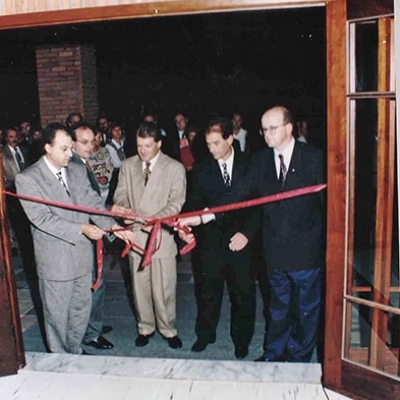 Registro da inauguração da primeira etapa do prédio do Centro Empresarial de Flores da Cunha, em 23 de março de 1996. Da esquerda para a direita estão Alberto Oliveira, Júlio Fante, Renato Cavagnolli (então prefeito), Ari Koppe e Moacir Guarese.
