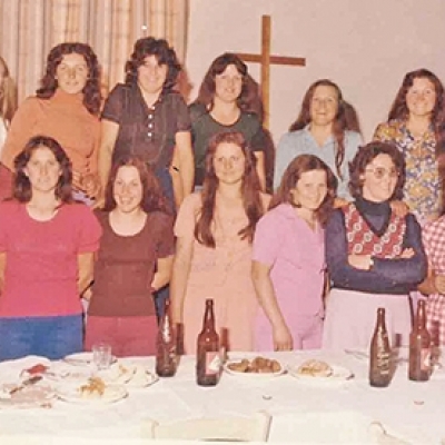 Registro de um curso de corte e costura no salão paroquial de Flores 
da Cunha em 1975, ministrado pela professora Irma De Grandi. (ARQUIVO DE RITA MARIA MARZAROTTO CAVAZZOLA/DIVULGAÇÃO)
