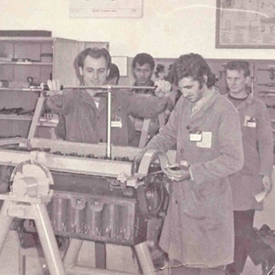 O florense Olinto Cavazzola em um curso de mecânica na escola de assistência técnica em Porto Alegre, em 1973. (ARQUIVO DE RITA MARIA MARZAROTTO CAVAZZOLA/DIVULGAÇÃO)

