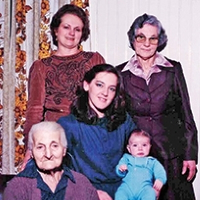 Na foto ao lado, em 1983, em Flores da Cunha, registro de cinco gerações da mesma família: a tataravó Rosa Uliana, a bisavó Domingas Carpeggiani, a avó Zilá Vanelli, a mãe Margarete V. Antoniazzi e o filho Robson Antoniazzi. (DIVULGAÇÃO)
