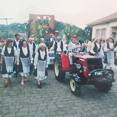 Registro de um dos desfiles da Festa Colonial da Uva (Fecouva) de Otávio Rocha em fevereiro de 2001. Neste domingo, dia 26, às 15h, ocorre o último desfile da edição 2017. (ANTONIO COLODA/ARQUIVO O FLORENSE)