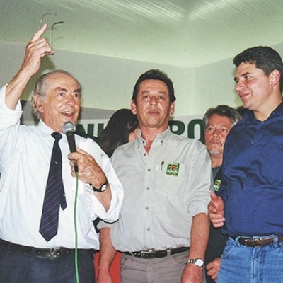 Registro da campanha eleitoral em Flores da Cunha em 2000, a qual reelegeu o então prefeito Heleno José Oliboni (PDT), falecido no dia 13 de fevereiro de 2017, aos 70 anos. Da esquerda para a direita, o presidente nacional do PDT, Leonel de Moura Brizola, Oliboni e o então deputado estadual Kalil Sehbe Neto. (DIVULGAÇÃO)