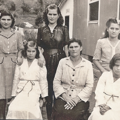 Registro de 1955 de Tranquila Cambruzzi Gasparetto com as filhas Assunta, Graciosa, Cléria, Maria e Tarcísia. (ARQUIVO de felipe conte/divulgação)