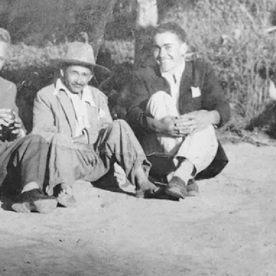 Da esquerda para a direita, Ildo Verza, Bico Leite e Onildo Coloda. Bico Leite nunca colocou um calçado nos pés. Ele era surdo e convivia com a família Soldatelli. Registro feito em Flores da Cunha na década de 1960. (DIVULGAÇÃO)