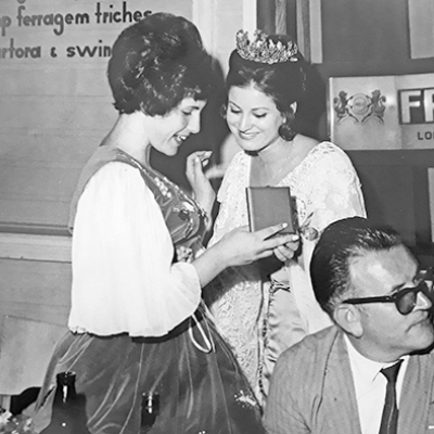 Em 1967, a rainha da 1ª Festa Nacional da Vindima, Marisa Bigarella, recebe da rainha da Festa da Uva de 1965, Silvia Celli, uma medalha comemorativa. (Arquivo Histórico Pedro Rossi/DIVULGAÇÃO)