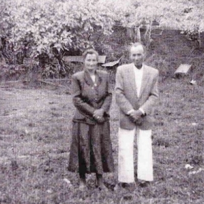 Na década de 1960, o casal Ana Genoveva Andrighetti Baggio e Carmine Baggio posaram para uma foto em frente aos vinhedos da família, no Travessão Cerro Largo, interior de Nova Pádua. (ACERVO PESSOAL DE CIRO BAGGIO)