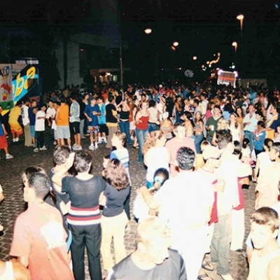 A 7ª edição do Carnagalô, carnaval de rua realizado em Flores da Cunha, foi registrada pelo Jornal O Florense em 1º de março de 2003. Na foto, foliões se divertindo na Rua Borges de Medeiros. (ANTONIO COLODA/Arquivo o florense)