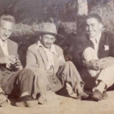 Os amigos Ildo Verzza, Bico Leite (que era surdo e mudo) e Onildo Coloda na residência de Antonio Soldatelli em Nova Roma, no ano de 1958. (Foto/arquivo Onildo Coloda)