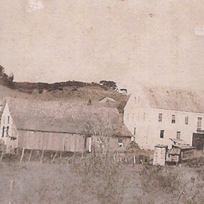 Imagem dos primórdios da Cooperativa Agrícola São Pedro, na localidade de São Cristóvão, em Flores da Cunha, aproximadamente em 1930. (MUSEU E ARQUIVO HISTÓRICO PEDRO ROSSI/DIVULGAÇÃO) 