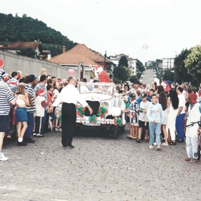 Há 20 anos, no dia 13 de dezembro de 1997, o Papai Noel chegou a Flores da Cunha num calhambeque decorado. O Bom Velhinho alegrou a criançada que se reuniu no Estádio Municipal Homero Soldatelli. (Arquivo OF)