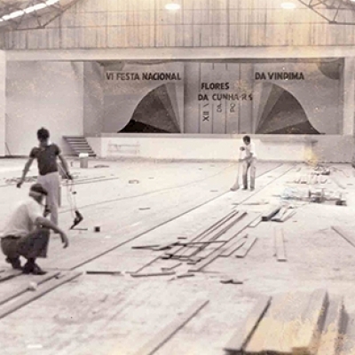 A colocação do piso de madeira em parte do pavilhão do Parque da Vindima foi finalizada em junho de 1987. No mês seguinte do mesmo ano houve a inauguração do espaço. (ARQUIVO O FLORENSE)
