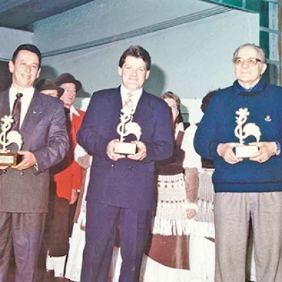 No dia 21 de junho de 1997 foi realizada a festa das Bodas de Prata do coral Nova Trento de Flores da Cunha. Na ocasião, o então prefeito Heleno Oliboni (à esquerda, falecido em fevereiro de 2017) e os ex-prefeitos Renato Cavagnolli (C) e Raymundo Paviani (à direita, falecido em novembro de 2010) foram homenageados pelo grupo musical fundado em 1972.