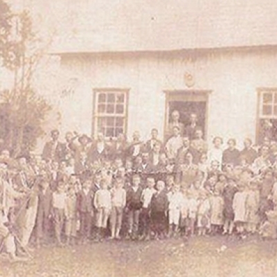Registro dos alunos e professores da Escola do Travessão Martins, em 1920. (DIVULGAÇÃO)