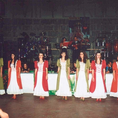 Feprocol 1997
Cerca de 700 pessoas prestigiaram o baile de escolha das soberanas da 8ª Festa de Produtos Coloniais (Feprocol) de Nova Pádua, realizado dia 6 de dezembro de 1997, no antigo salão paroquial. Onze candidatas concorreram ao título de rainha e princesas da festa realizada em fevereiro de 1998. A escolhida foi Patrícia Salvador, representante da comunidade do Travessão Mützel, seguida pelas princesas Katia Salvador, representante do Centro de Tradições Laço Italiano, e Andrelise Tonet, do Travessão Leonel. O baile de escolha das soberanas da Feprocol 2019, ocorre na noite deste sábado, dia 29, no salão paroquial da cidade. Dez jovens concorrem a coroa. (Arquivo OF)