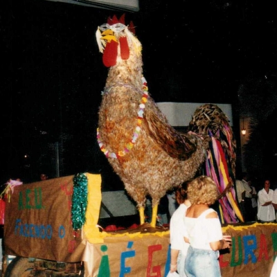 A Associação de Estudantes Universitários organizou, no ano de 1997, o Carnaval do Galo que, após desfile, reuniu foliões para comemorar a data na Rua Borges de Medeiros.